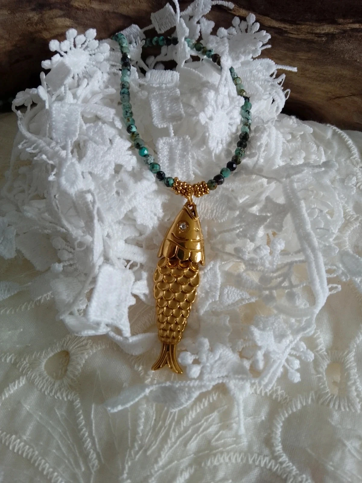 Collar de pez dorado y piedras naturales de turquesa africana – photo 6